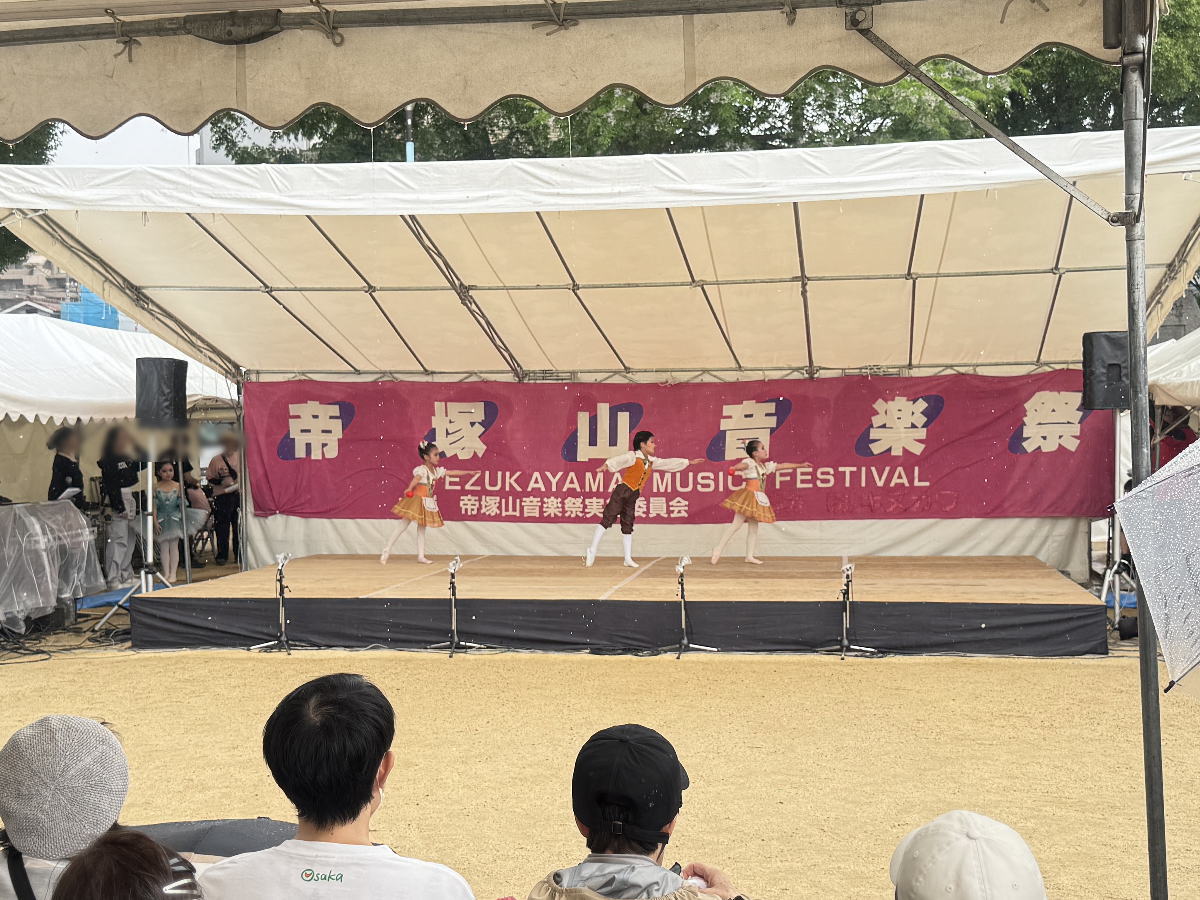 雨で残念「帝塚山音楽祭2025」1日目のステージの様子