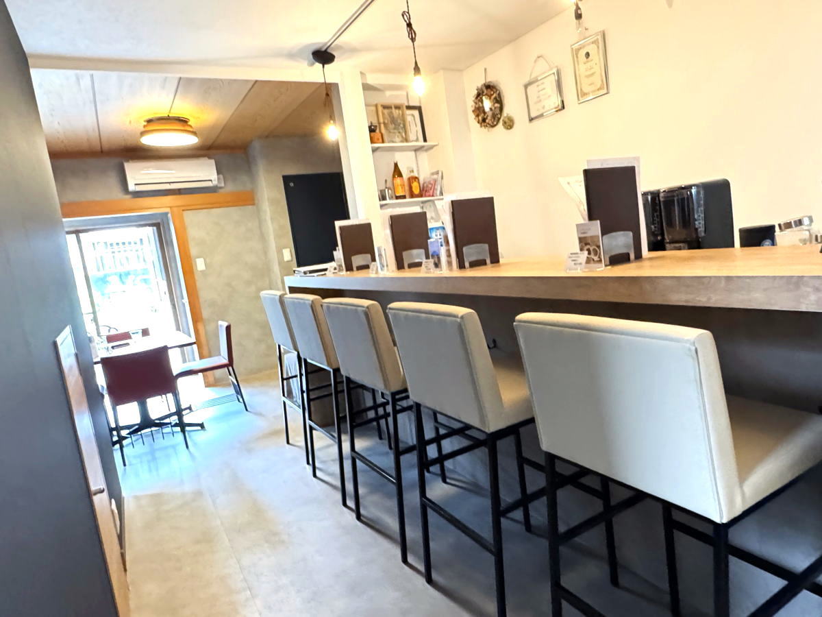 針中野カフェ ナカの店内