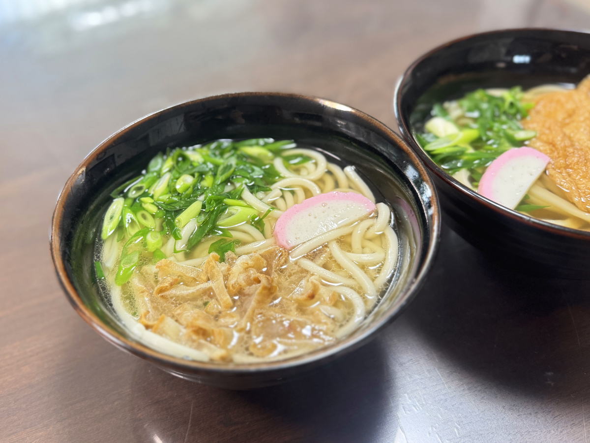 「手打ちうどん・そば 不二屋」(不二屋製麺所)のかすうどん