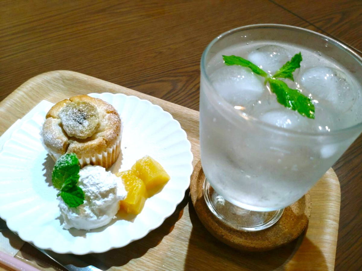 西田辺「長屋カフェ+雑貨 リトルエム」モチモチ米粉バナナマフィン&日向夏ソーダ