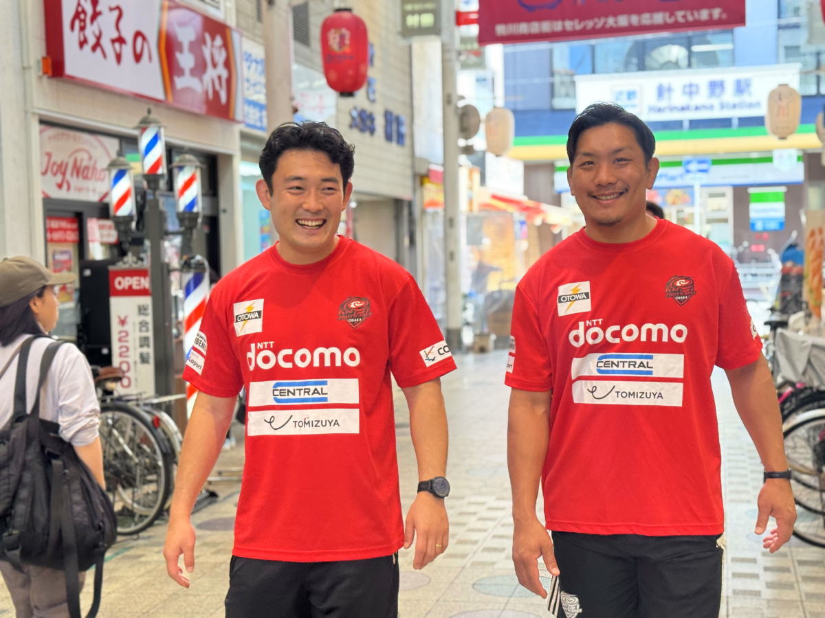 東住吉区アンバサダーのレッドハリケーンズ大阪、杉下 暢キャプテン 小村 健太選手