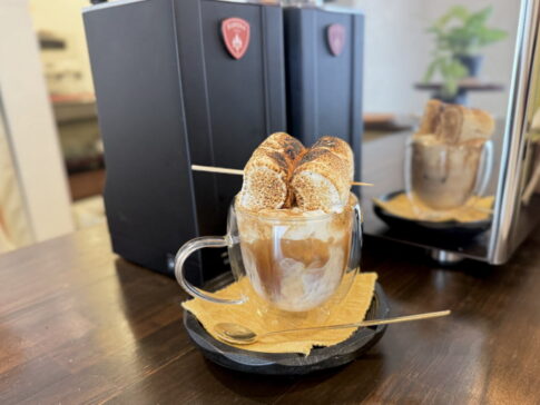長居でグランドオープンする5カフェさんの「スモアラテ」