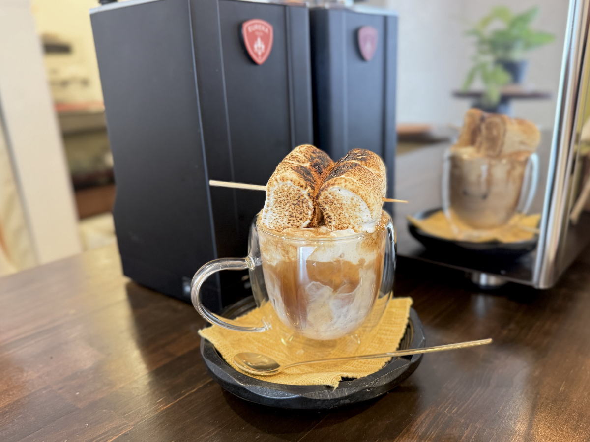 長居でグランドオープンする5カフェさんの「スモアラテ」