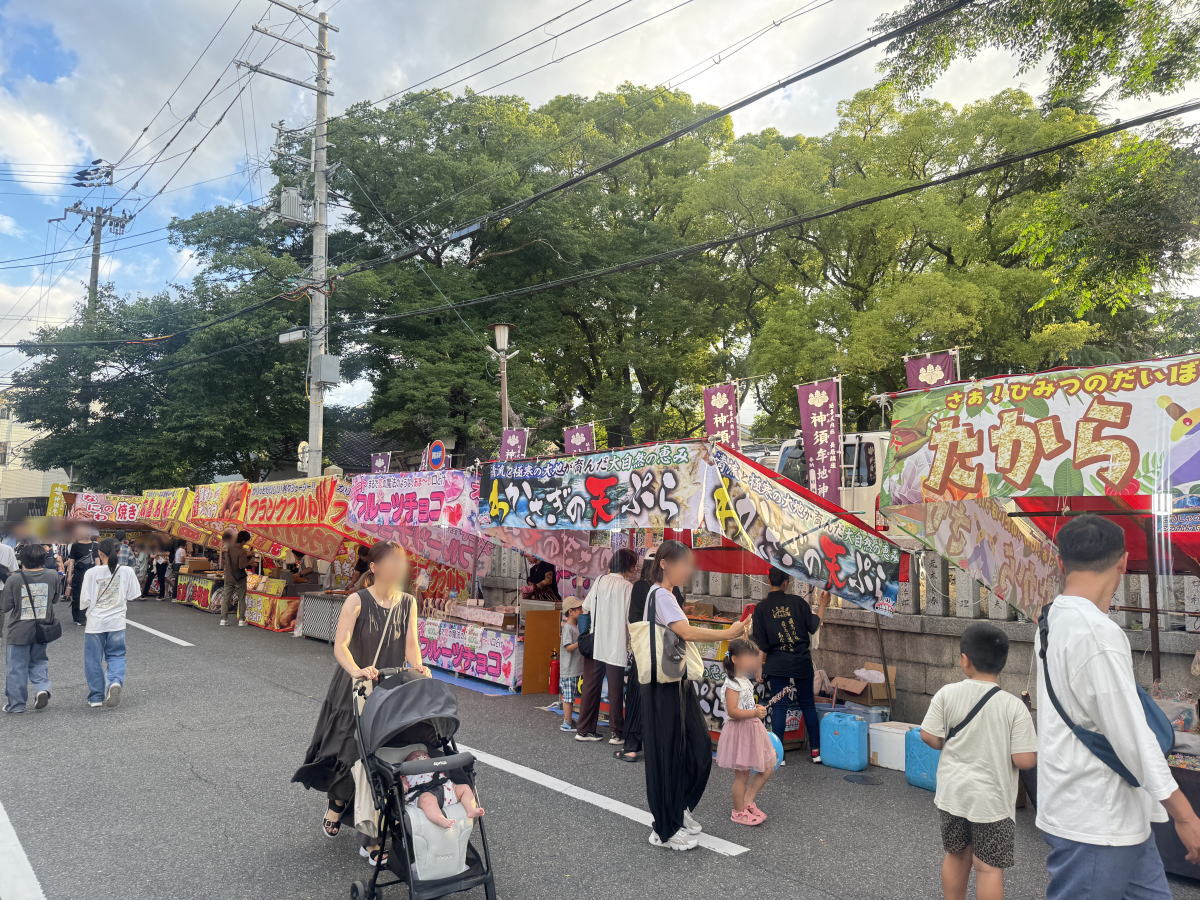 2025年「神須牟地神社の夏祭り」の屋台の様子