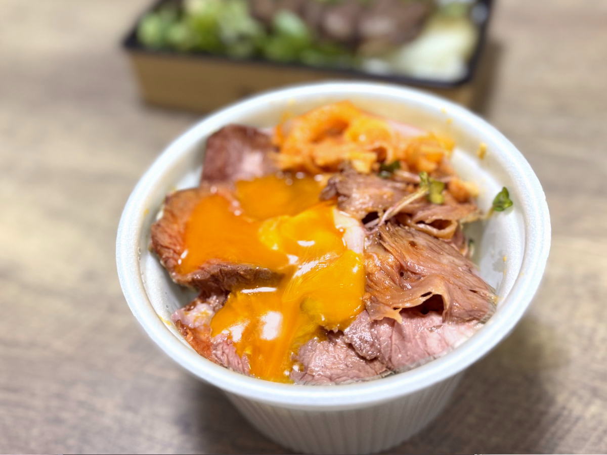 「肉匠 牛虎 あびこ店」のローストビーフ丼