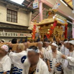 安立本通り商店街のアーケードを通った住吉祭の神輿