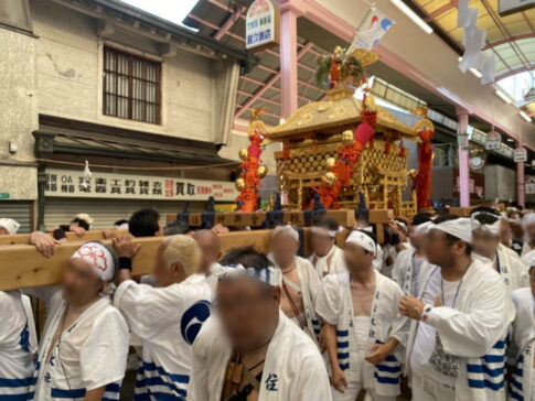 安立本通り商店街のアーケードを通った住吉祭の神輿
