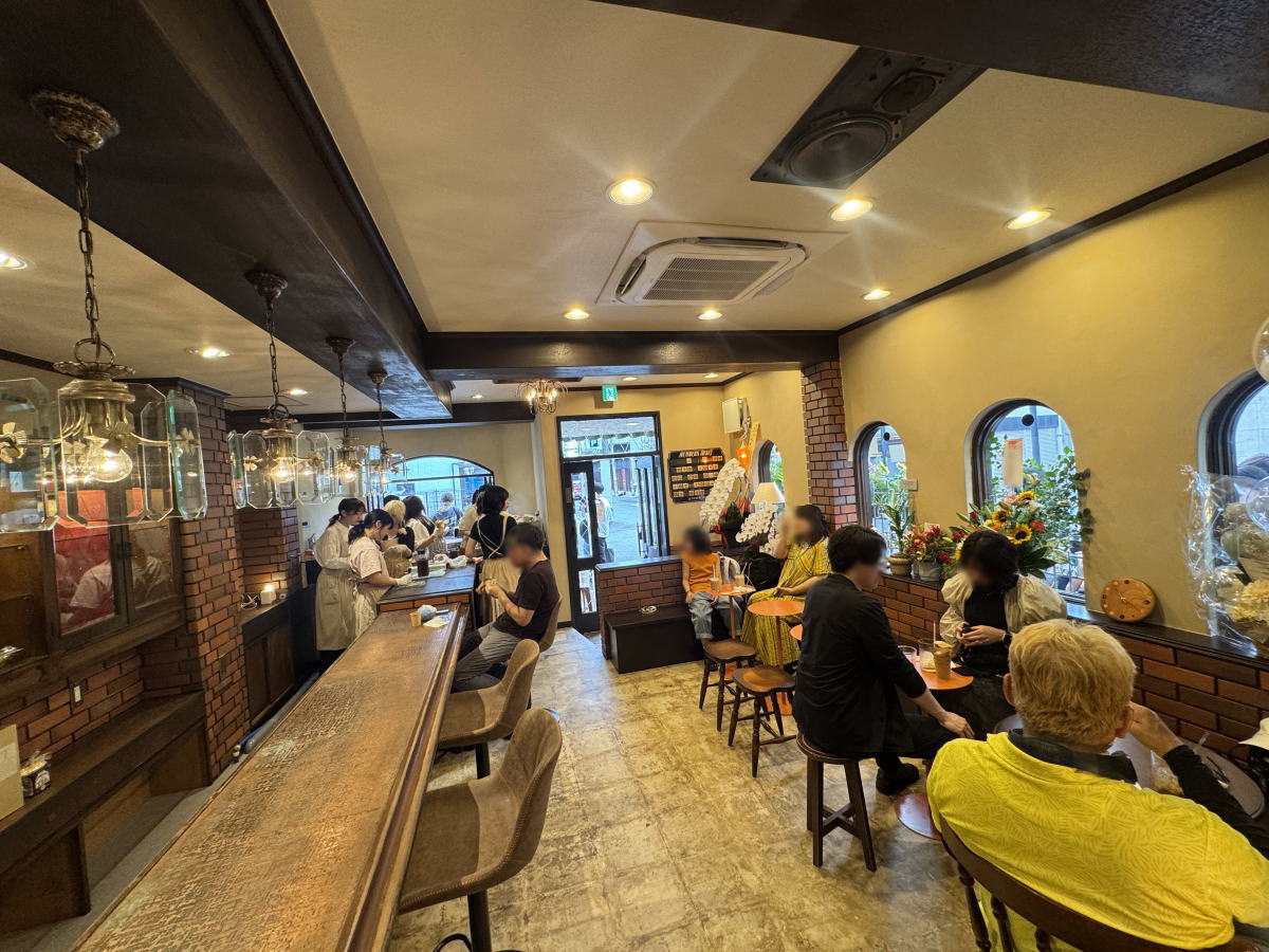 「クレープえんどう」の3号店「クレープ喫茶えんどう 南田辺店」の店内