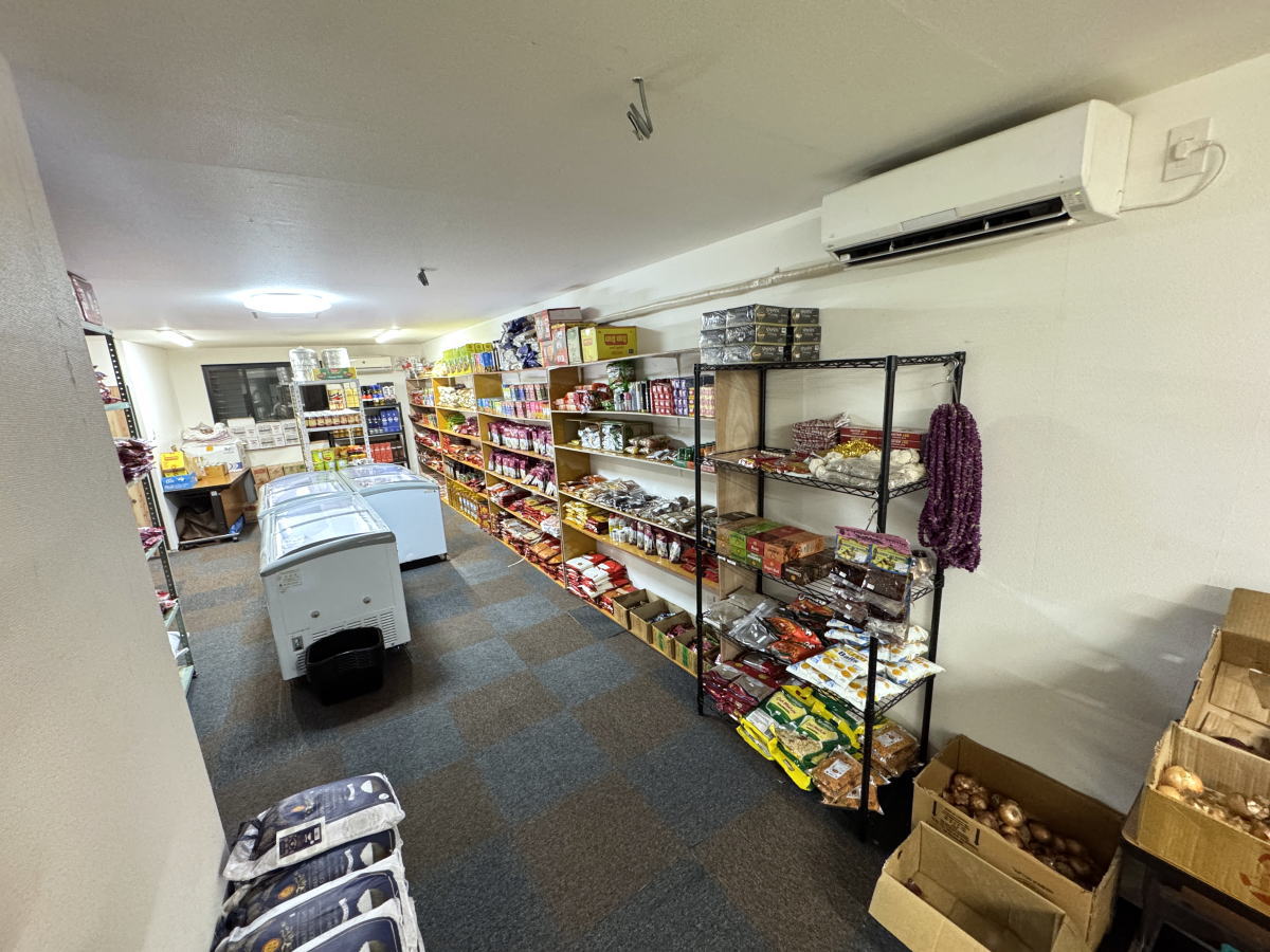 【JR長居駅前】スパイスショップ「CHITWAN SPICEMART&HALAL」の店内