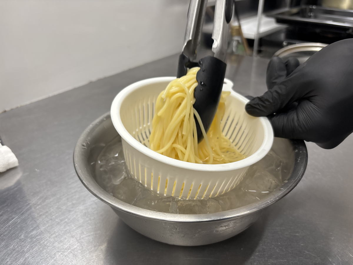 パスタを氷水でしめてる画像
