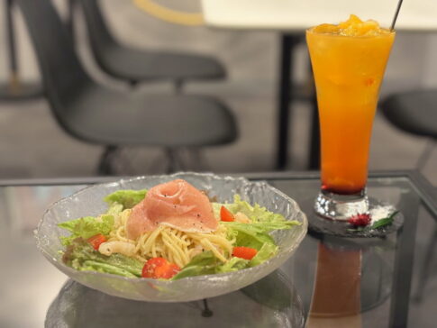 長居の隠れ家「IRONI」サラダパスタ生ハム乗せ・フルーツカクテル