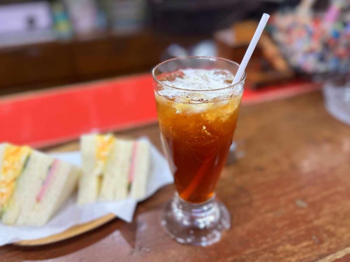 【住吉区大領】「混ぜんと飲む」極上アイスミルクティー。すみつーが40年通う地元の憩い場「喫茶やぶ」【すみつーグルメ】