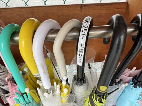 南田辺駅に謎の傘の木箱がある。「犯罪心理学 実験 B03」なにコレ？