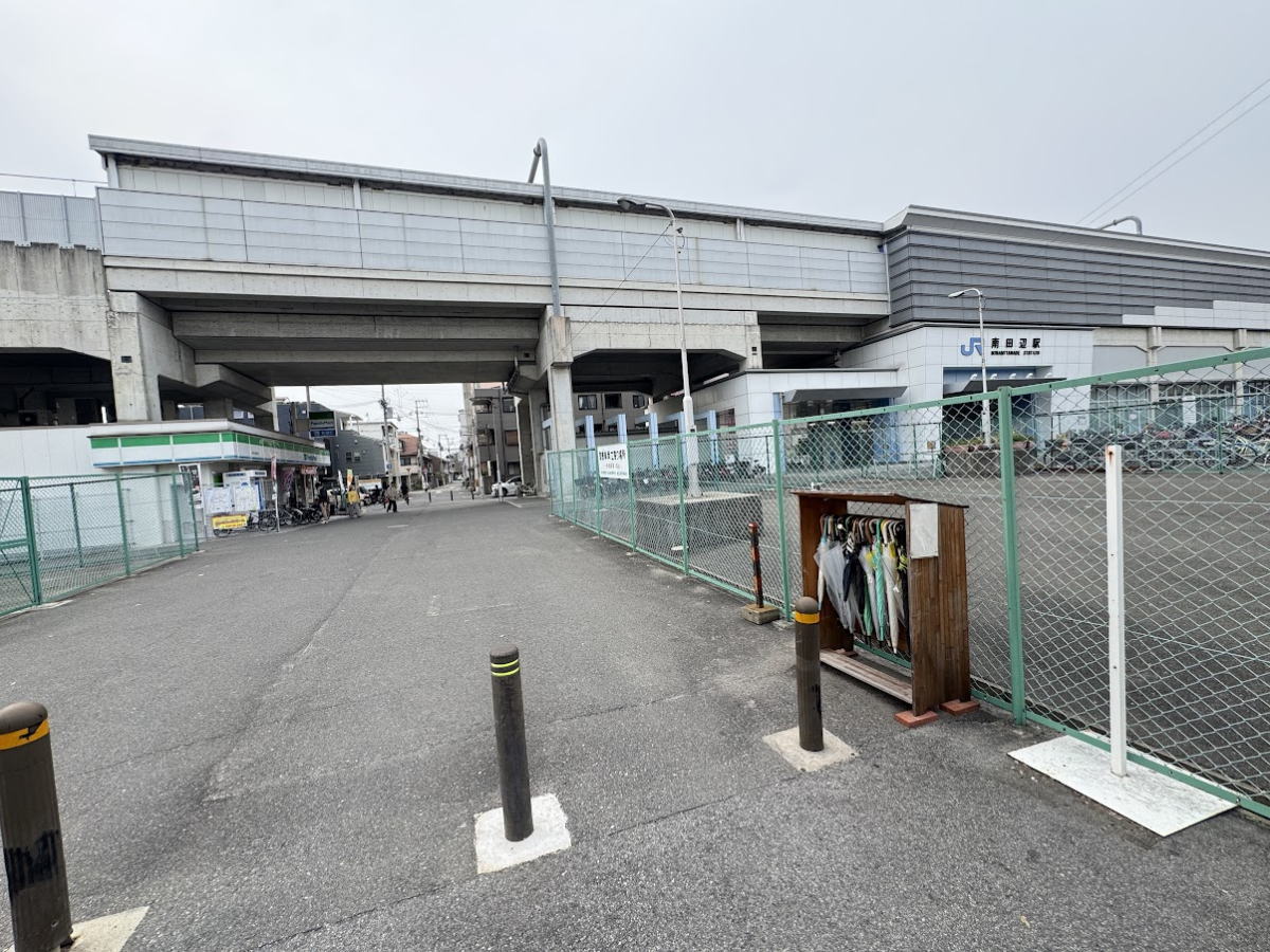 南田辺駅に謎の傘の木箱がある。「犯罪心理学 実験 B03」なにコレ？