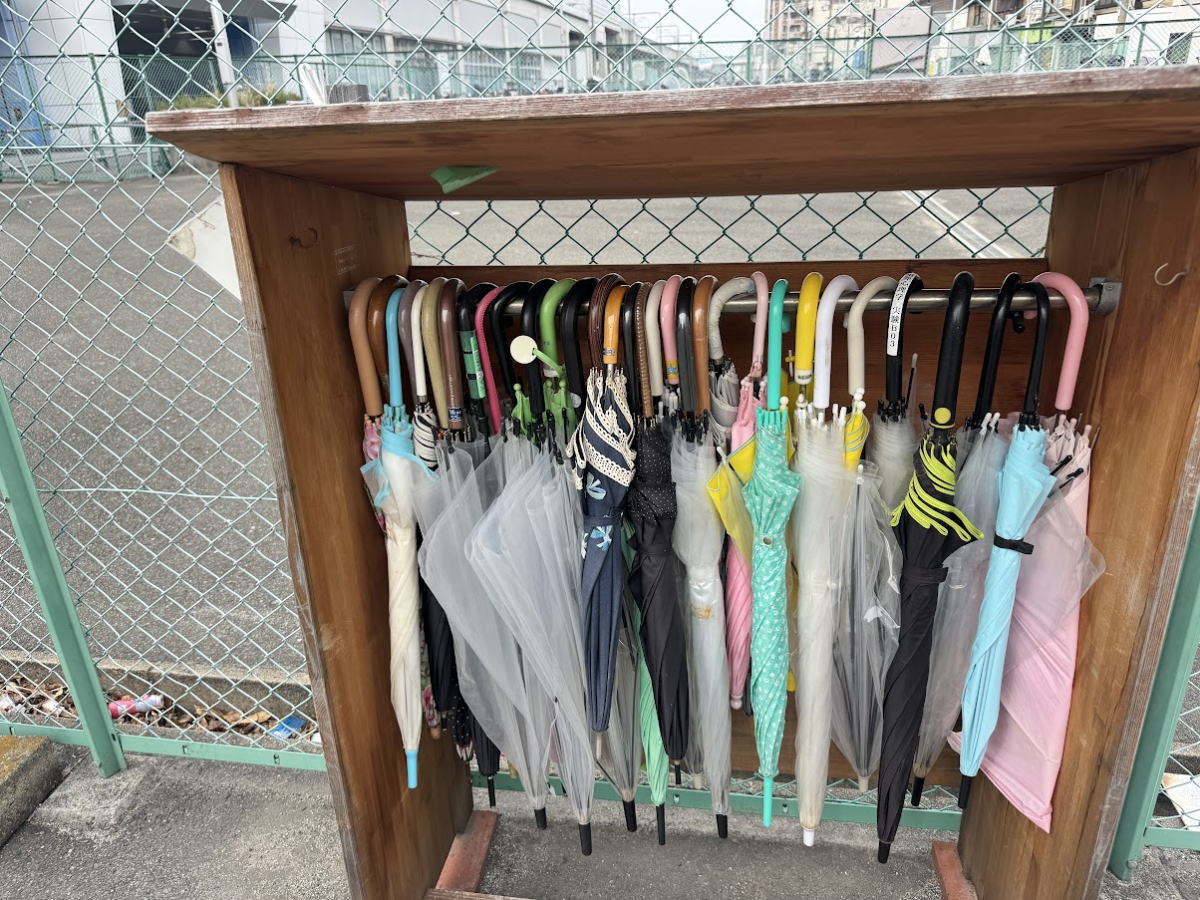 南田辺駅に謎の傘の木箱がある。「犯罪心理学 実験 B03」なにコレ？