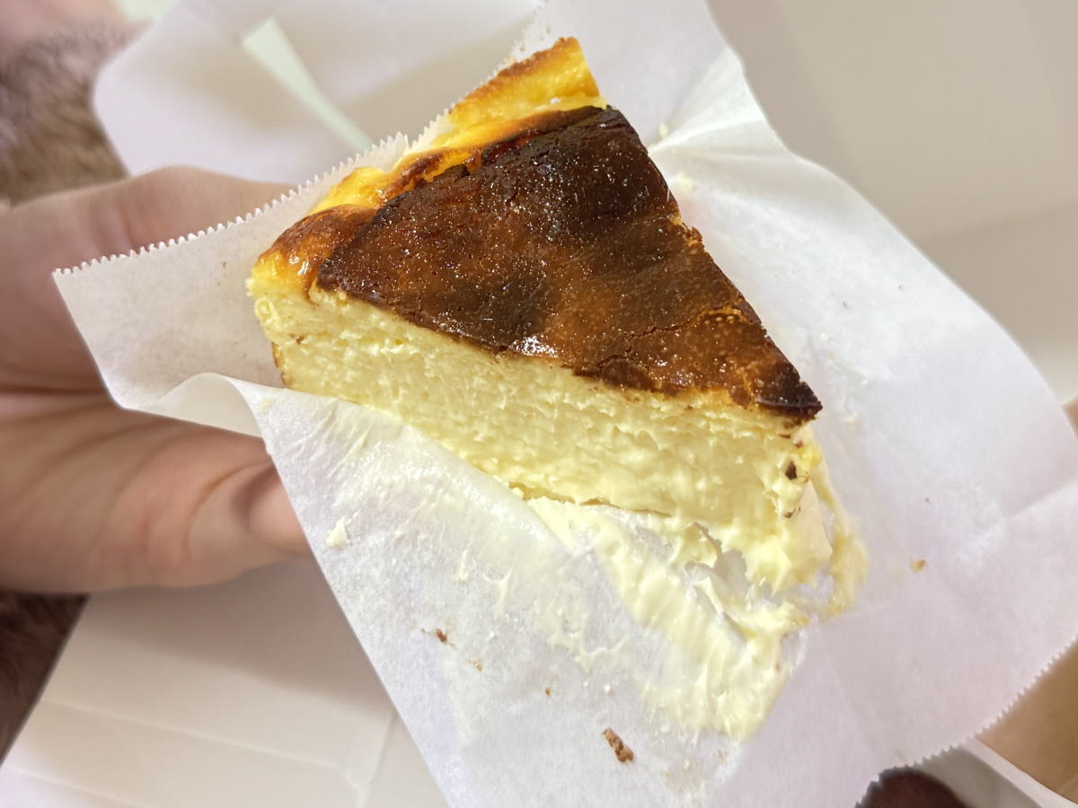 Lime(ライム)の濃厚「バスクチーズケーキ」ザ!レア♪とろけすぎて、もはやケーキちゃう【すみつーグルメ】