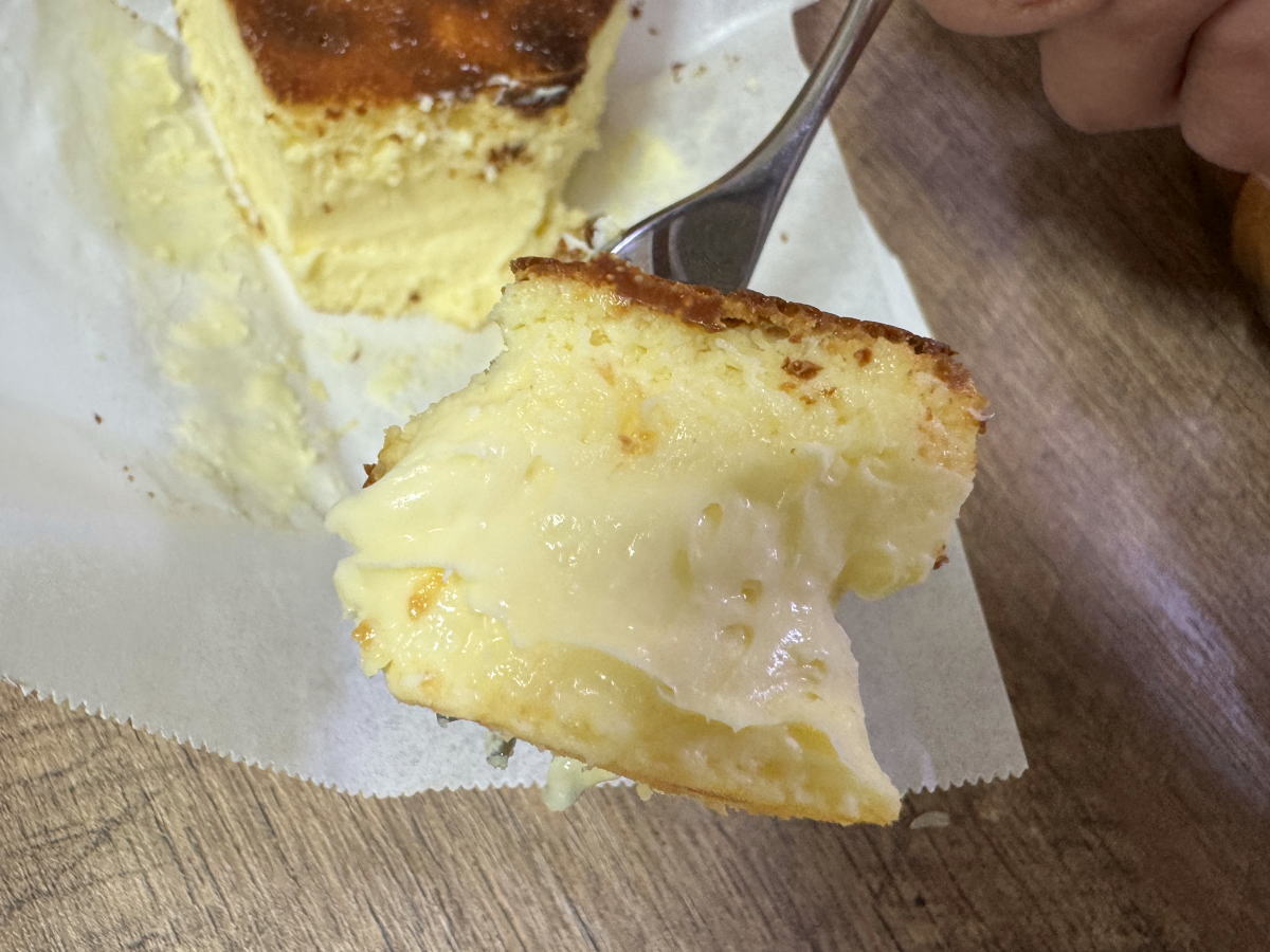 Lime(ライム)の濃厚「バスクチーズケーキ」ザ！レア♪とろけすぎて、もはやケーキちゃう【すみつーグルメ】