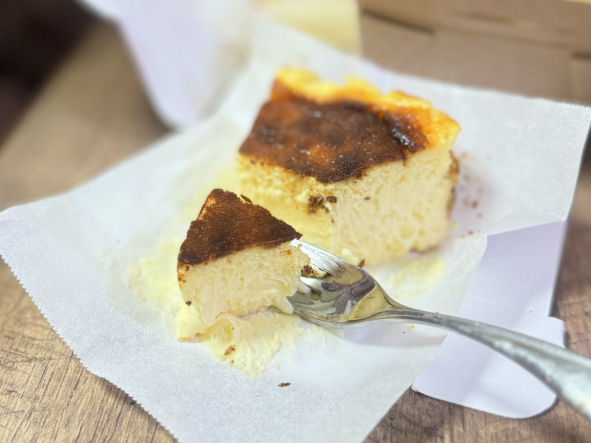 Lime(ライム)の濃厚「バスクチーズケーキ」ザ！レア♪とろけすぎて、もはやケーキちゃう【すみつーグルメ】