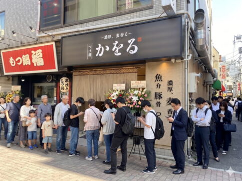 きょう「つけ麺かをる」オープン。予想を上回る大行列みたい！