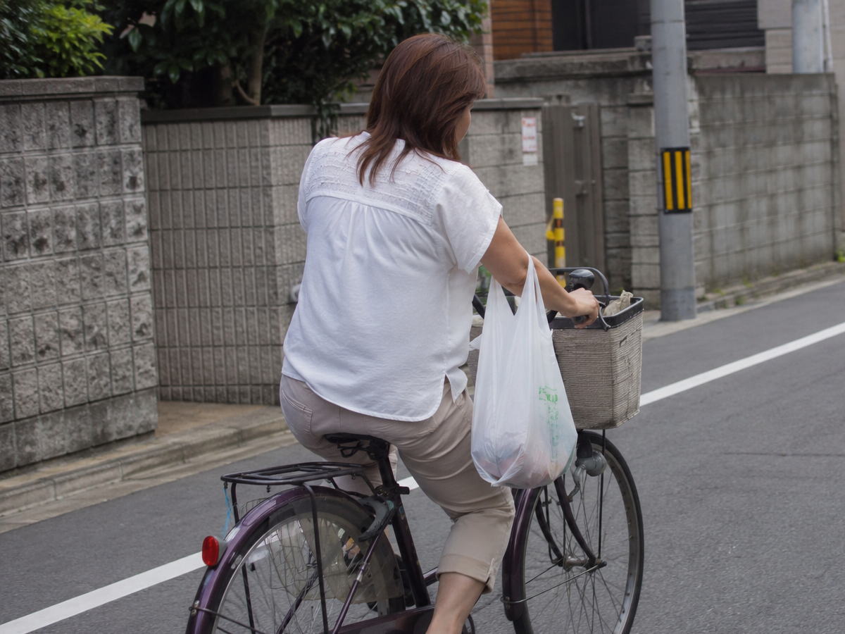 自転車乗ってて、買い物袋、腕にかけてもあかん
