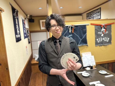 【大阪】関西圏OKの出張マジック！カードマジシャン「でいしゅう」をお店に呼んでみた。父の日・母の日のサプライズで大盛り上がり