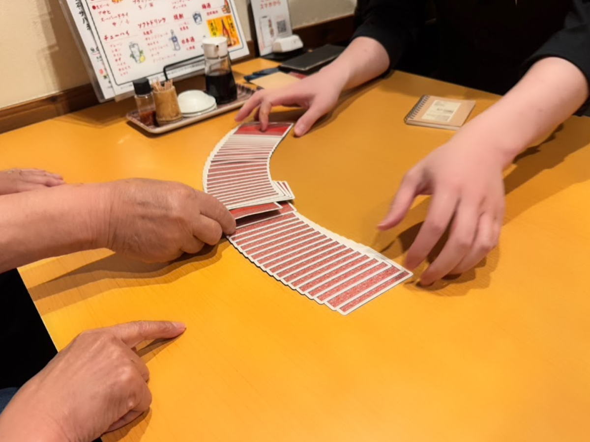 【大阪】関西圏OKの出張マジック！カードマジシャン「でいしゅう」をお店に呼んでみた。父の日・母の日のサプライズで大盛り上がり