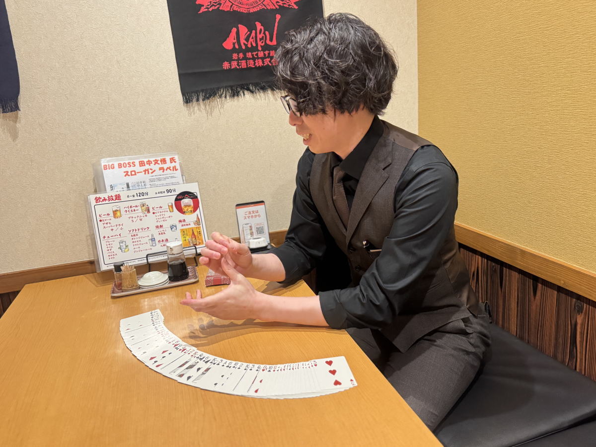 【大阪】関西圏OKの出張マジック！カードマジシャン「でいしゅう」をお店に呼んでみた。父の日・母の日のサプライズで大盛り上がり