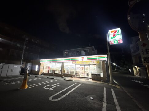 西長居公園近くのセブンイレブンが閉店。在庫処分セールやってるみたい。