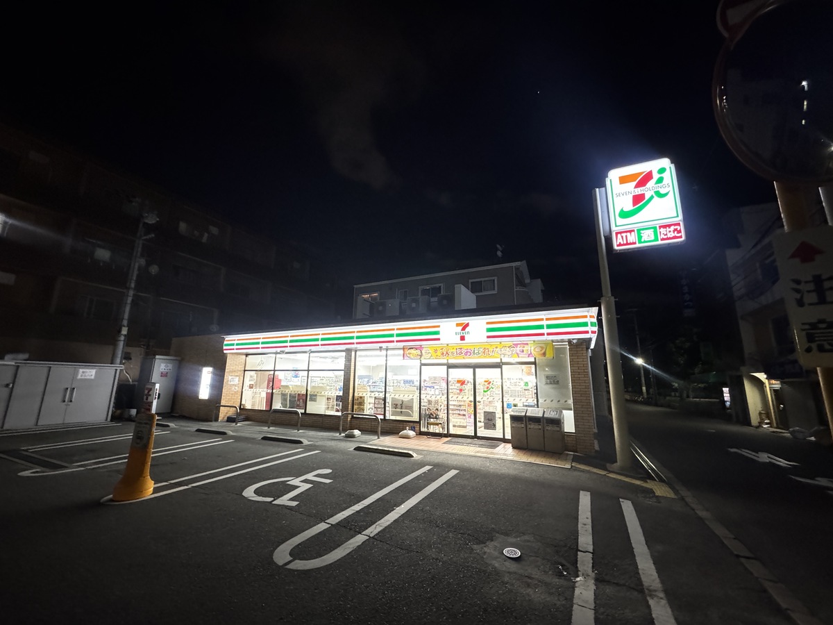西長居公園近くのセブンイレブンが閉店。在庫処分セールやってるみたい。