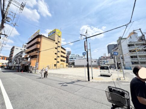あれっ？ここパーキング？長居にシオノギ製薬あったって知ってた？建物解体されてる。